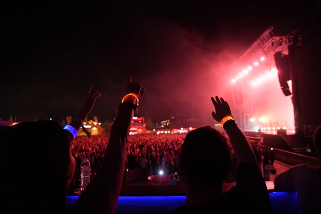 Είσαι όντως fan των London Grammar; – Το opaponline.gr βρέθηκε στην Πλατεία Νερού και έψαξε τους αληθινούς γνώστες του συγκροτήματος