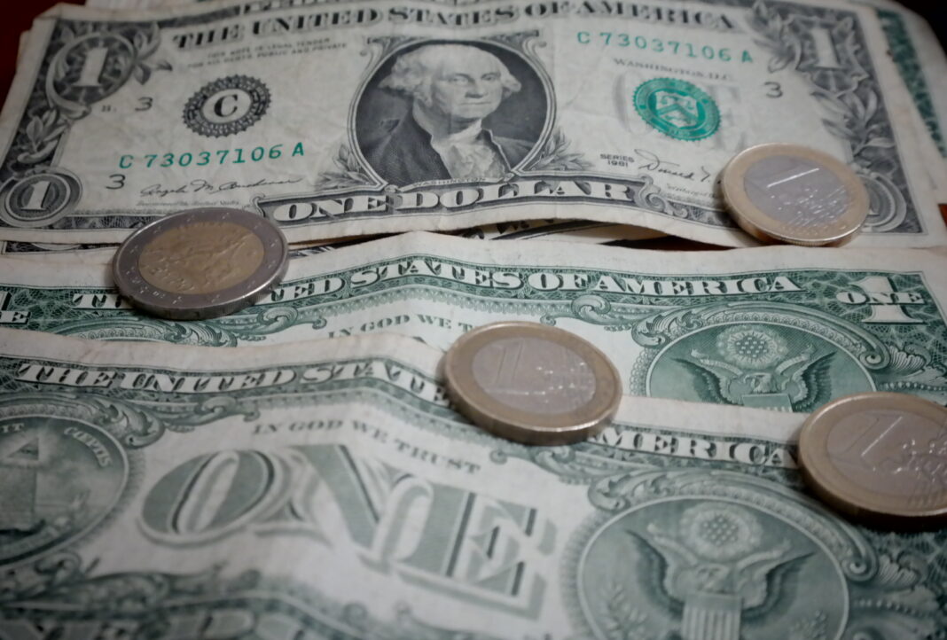 ÅÕÑÙ ÊÁÉ ÄÏËÁÑÉÁ(EUROKINISSI/ÃÉÙÑÃÏÓ ÊÏÍÔÁÑÉÍÇÓ)