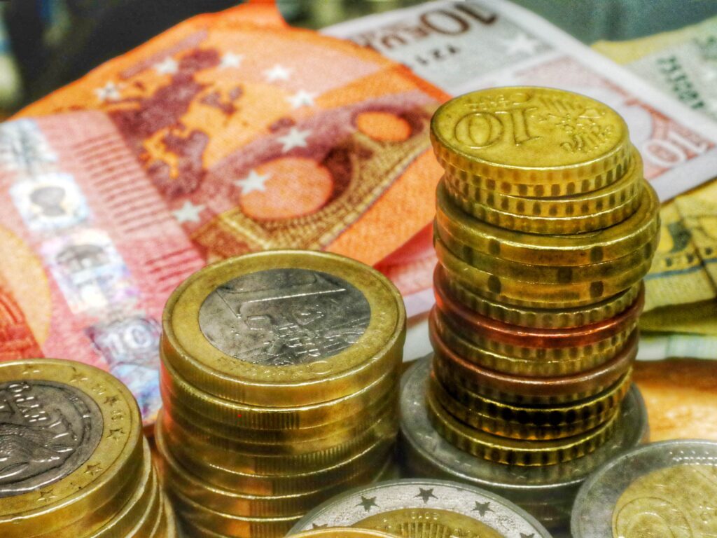 Eurostat: Κάτω από το μισό του ευρωπαϊκού μέσου όρου οι ελληνικοί μισθοί