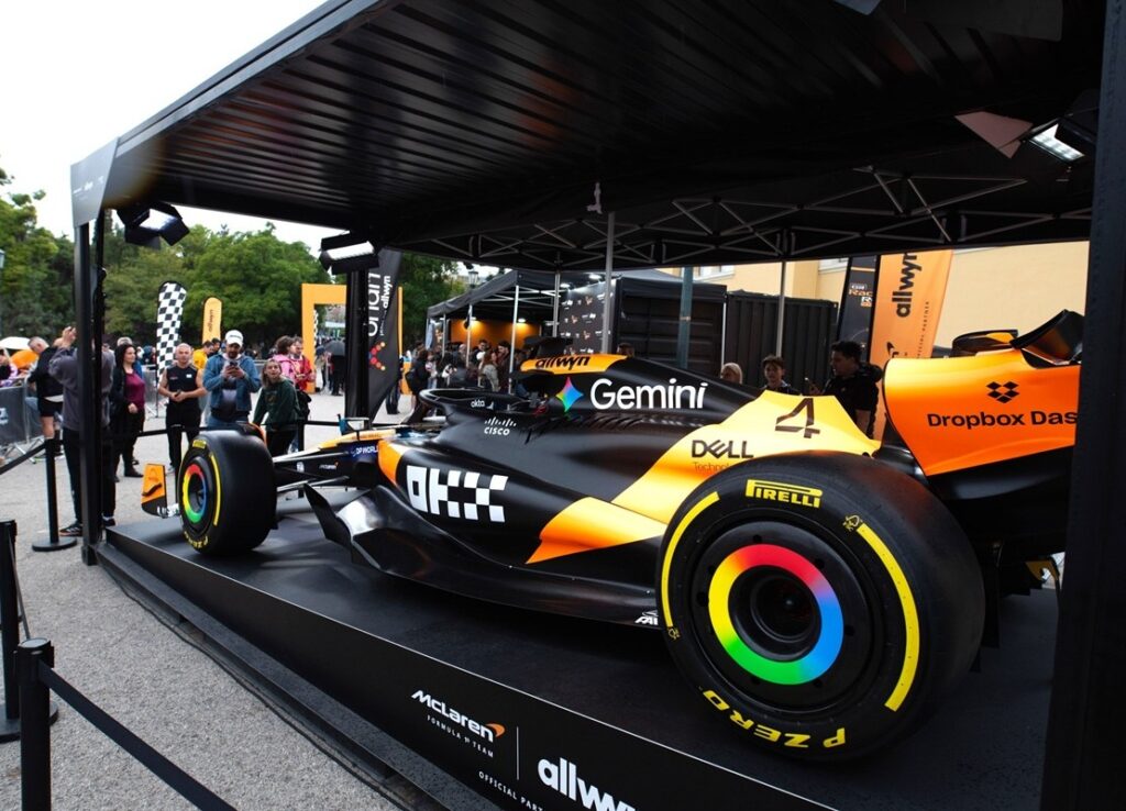 Το πρωτόγνωρο για τα ελληνικά δεδομένα roadshow με το showcar της McLaren F1 Team