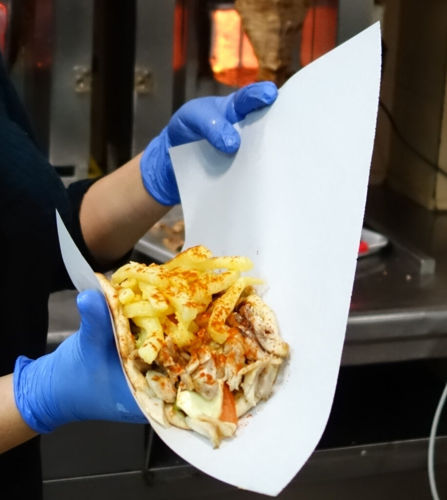 Σουβλάκι από χρυσάφι: Η τιμή του πιτόγυρου «καίει» τους καταναλωτές