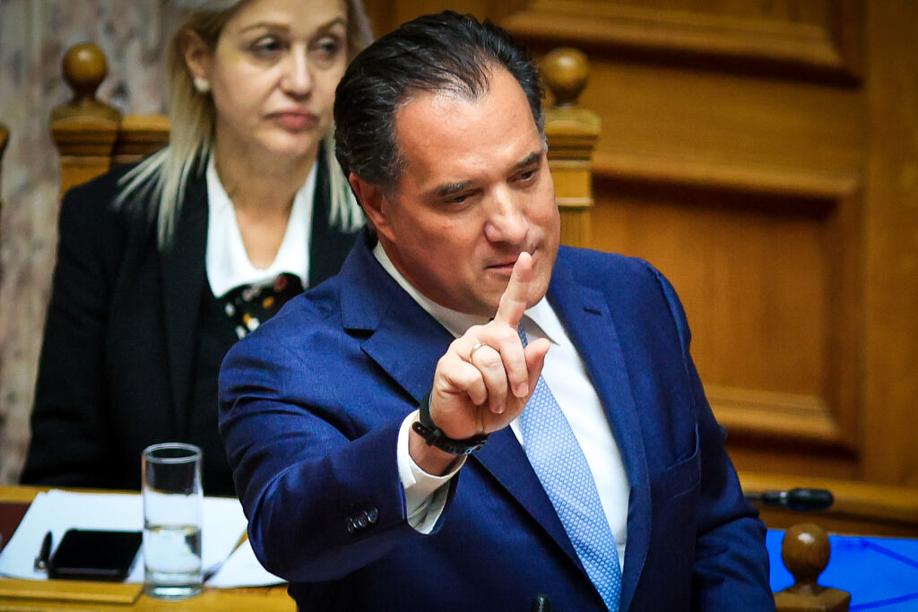 Άδωνις Γεωργιάδης: Ένταση στη δίκη Novartis – «Πες ποιος σ’ έβαλε – Πες το αντρίκια και καθάρισε το όνομά σου»