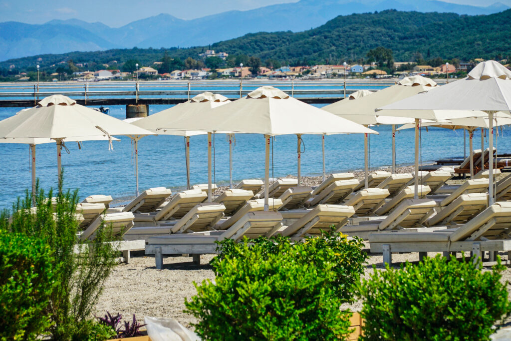 Επιχείρηση… «Πετσέτα»: Η ακρίβεια στέλνει τους Αθηναίους μακριά από τις ξαπλώστρες και τις οργανωμένες παραλίες