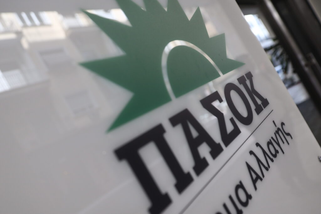 ΠΑΣΟΚ κατά Σκέρτσου και Μαρινάκη: «Ενημέρωση ή εκδρομή για το Κράτος Δικαίου;»