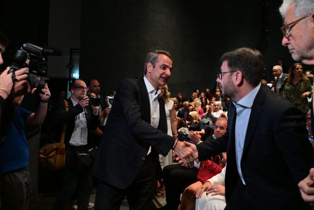 Συνταγματική Αναθεώρηση: Το ΠΑΣΟΚ «δεν σηκώνει το γάντι» στον Μητσοτάκη