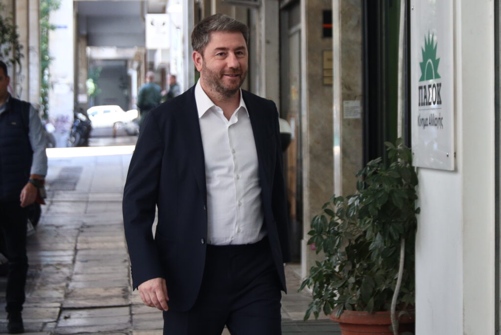 ΠΑΣΟΚ: Διπλό μέτωπο για δημοσκοπήσεις και την πορεία προς τις εκλογές