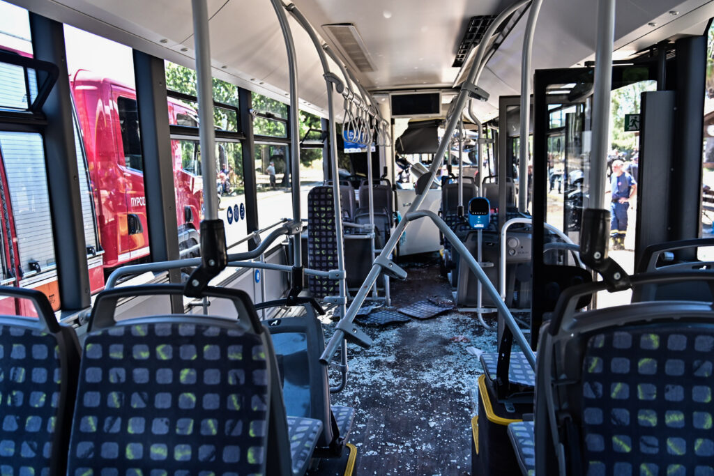 Tροχαίο στη Βούλα: Συγκλονιστικές μαρτυρίες από τη σύγκρουση δύο λεωφορείων