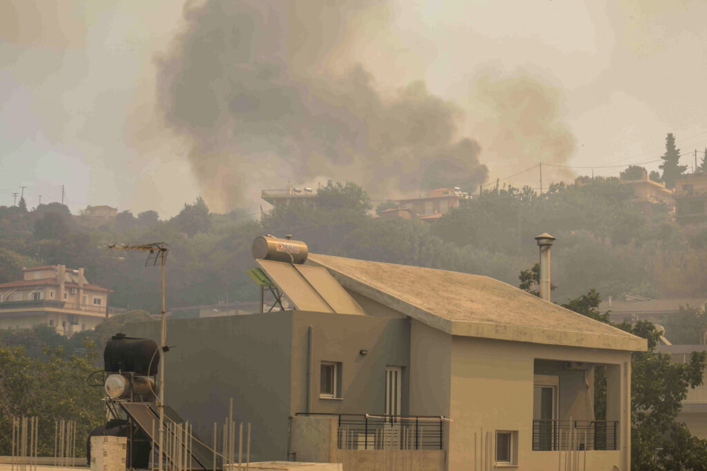 Η φωτιά αφήνει πίσω της άστεγους – Πέντε μέτρα στήριξης για τους πυρόπληκτους