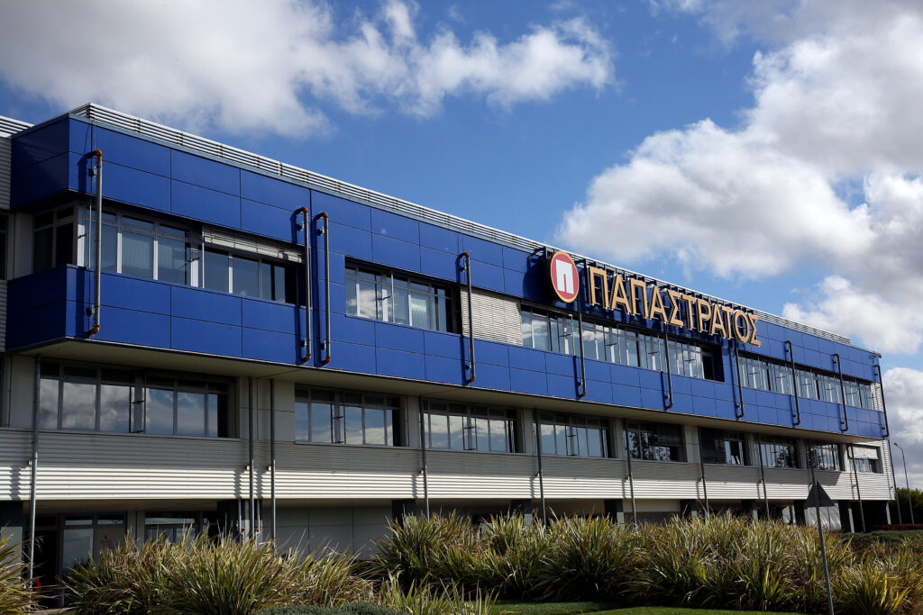 Παπαστράτος: Ο Θέμης Χασιώτης ολοκληρώνει την επαγγελματική του διαδρομή στην εταιρεία – Η Μαρίνα Σπυριδάκη αναλαμβάνει καθήκοντα Director Public Affairs