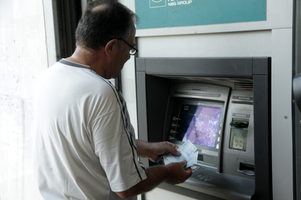 Τέλος στις υπέρογκες προμήθειες για αναλήψεις από ΑΤΜ – Όλες οι νέες αλλαγές από τη Δευτέρα