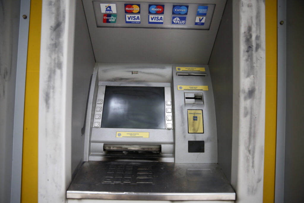 Επίδομα 829 ευρώ: Ποιοι το παίρνουν για 12 μήνες – Στα ΑΤΜ οι δικαιούχοι