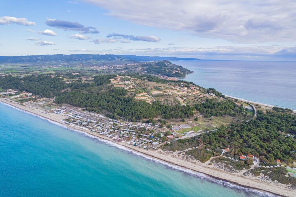 Υπερταμείο/Growthfund: Έντονο ενδιαφέρον από 11 επενδυτικά σχήματα για την αξιοποίηση του ακινήτου «Ακτή και Camping Ποσειδίου Καλάνδρας»