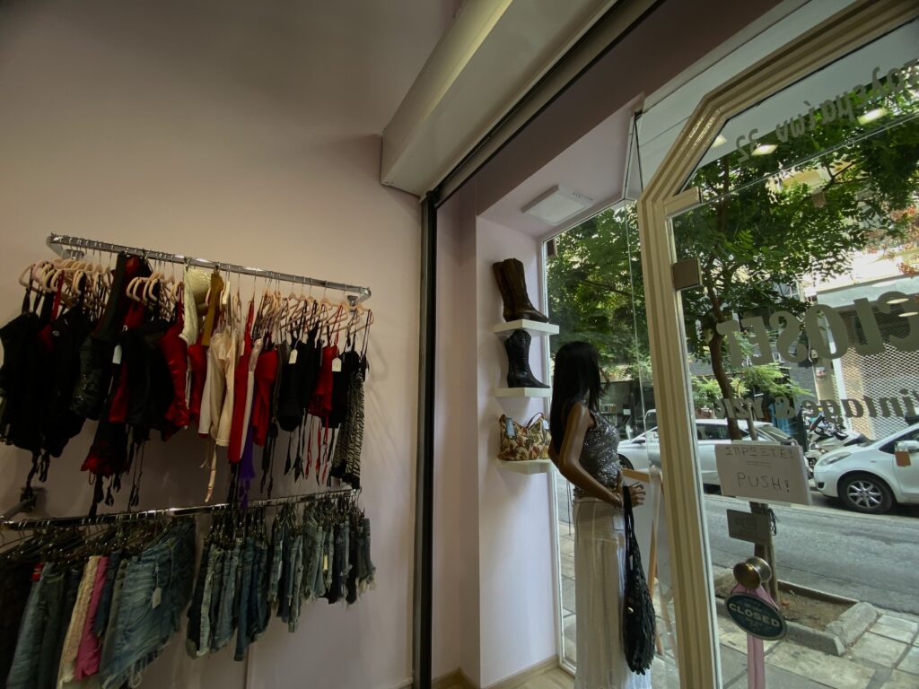 Η Γενιά Z δίνει πνοή στα vintage και second hand καταστήματα