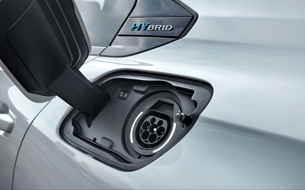 Σχεδόν ένα στα δύο αυτοκίνητα που πουλήθηκαν τον Ιούλιο στην Ελλάδα διέθεταν υβριδική τεχνολογία