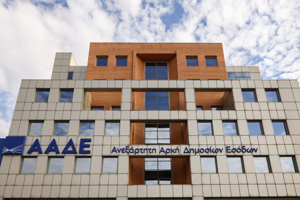 ΑΑΔΕ: Σήμερα στη δημοσιότητα η νέα λίστα μεγαλοοφειλετών για την είσπραξη άνω των 150.000 ευρώ – Σφίγγει ο κλοιός για τους στρατηγικούς κακοπληρωτές