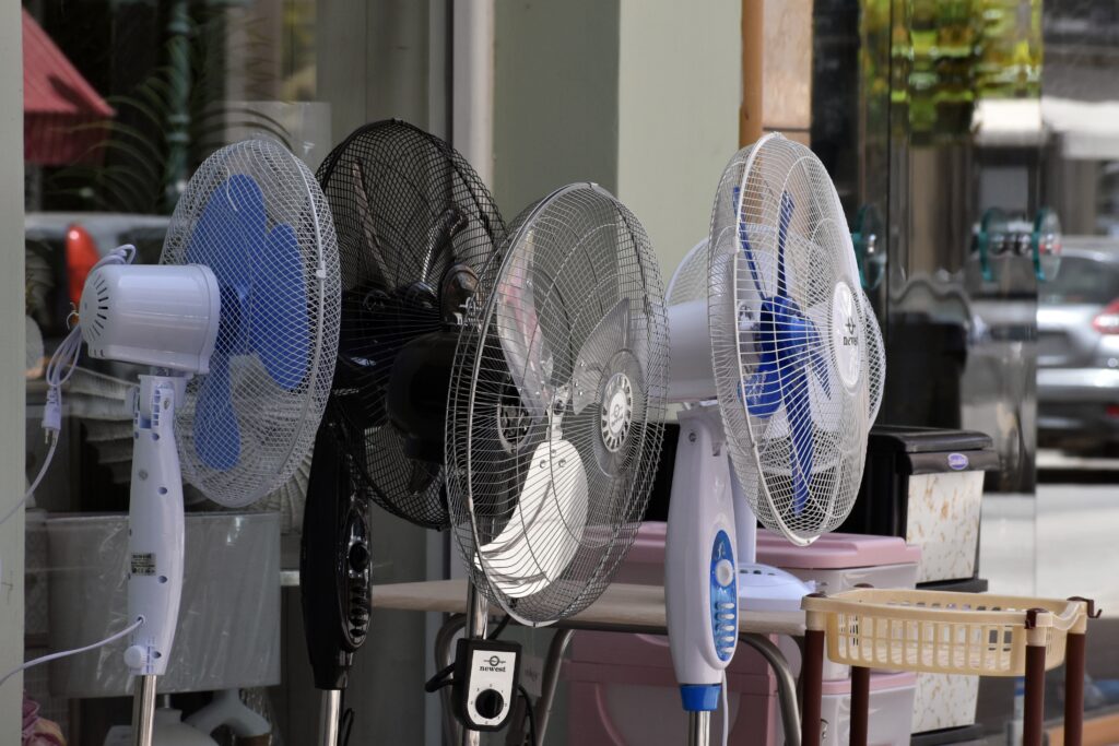 Κλιματιστικό ή ανεμιστήρας; Τι συμφέρει περισσότερο το καλοκαίρι