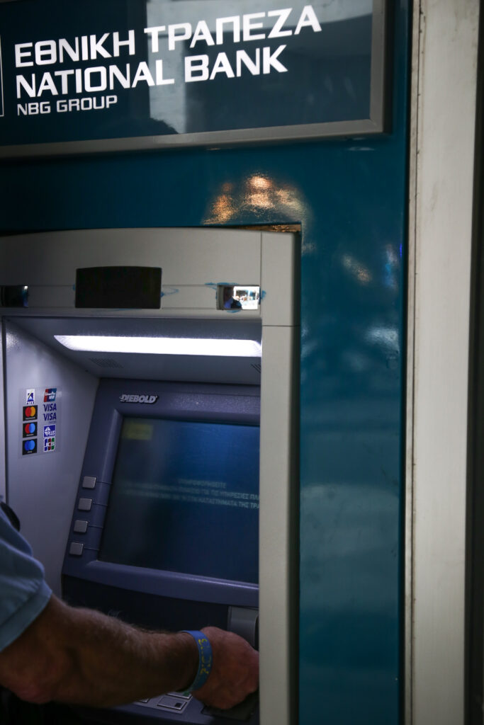 Συντάξεις Αυγούστου: Ανατροπή με την πληρωμή για τους συνταξιούχους – Πότε πηγαίνουν στα ΑΤΜ