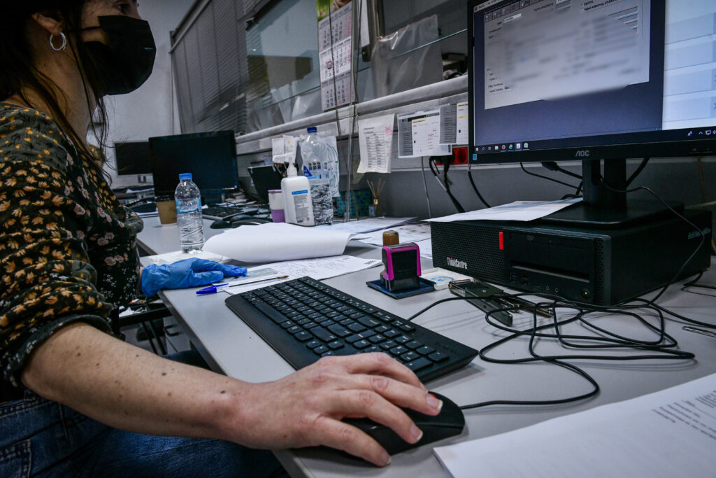 Αυτοί οι δημόσιοι υπάλληλοι θα λάβουν επίδομα 200 ευρώ (Βίντεο)