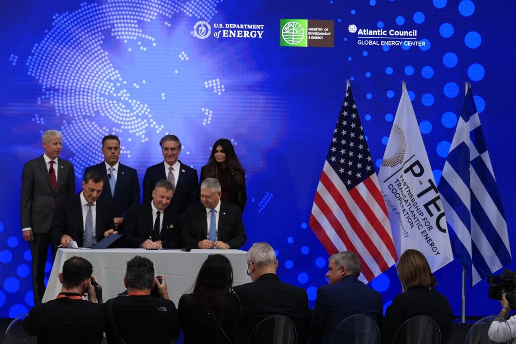 Financial Times: Συμφωνία-ορόσημο — Η Ελλάδα ενισχύει στρατηγικά τους ενεργειακούς δεσμούς με τις ΗΠΑ