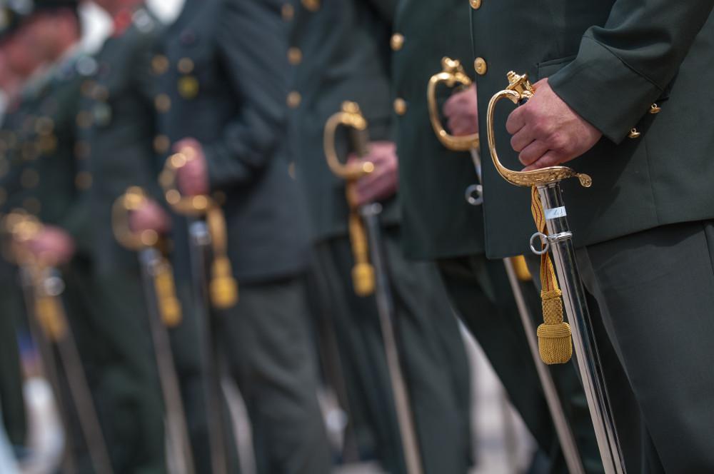 Αυξήσεις-«ανάσα» για τους ενστόλους: Έως και 2 επιπλέον μισθοί τον χρόνο με τα νέα μέτρα