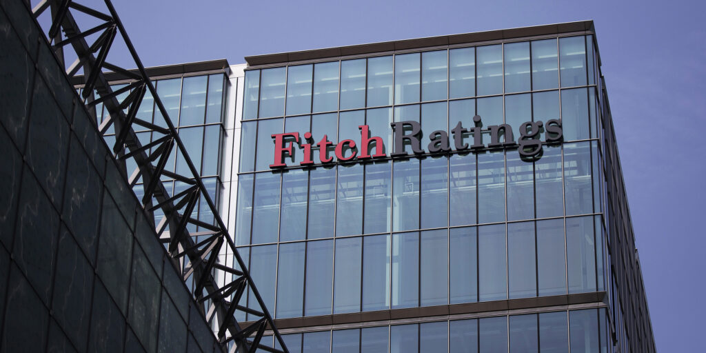 Fitch: Η Ελλάδα ξεχωρίζει με ισχυρή ανάπτυξη και ραγδαία αποκλιμάκωση του χρέους