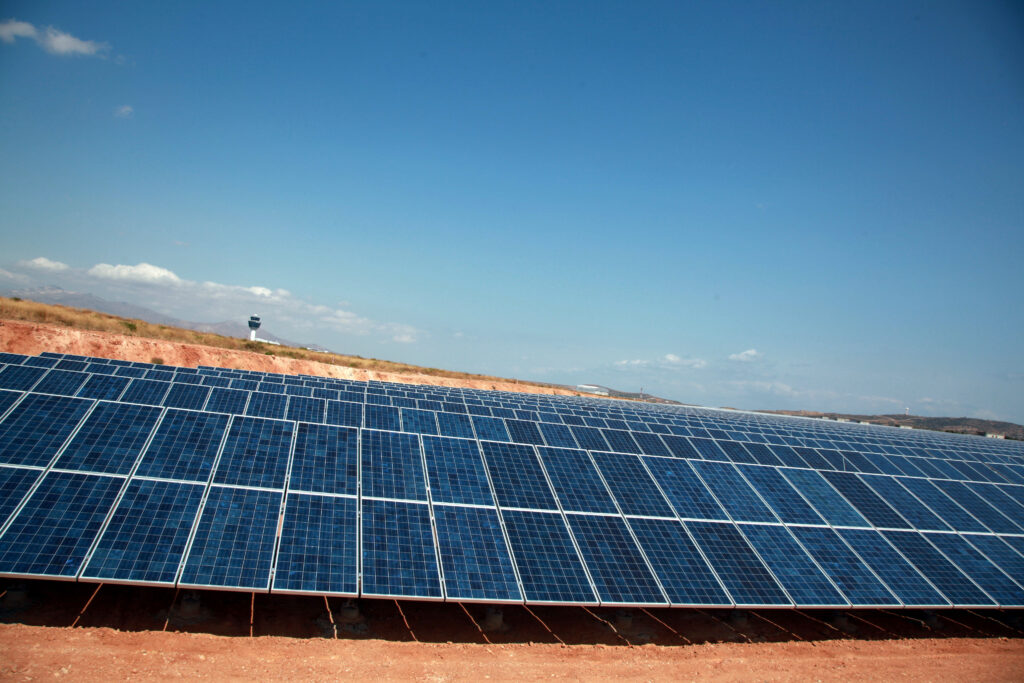 «Πράσινο φως» για φωτοβολταϊκά σε πολυκατοικίες με νομοσχέδιο του ΥΠΕΝ