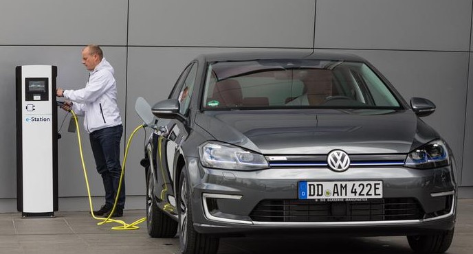 Έρευνα: Επιβράδυνση στις παγκόσμιες πωλήσεις ηλεκτρικών αυτοκινήτων τον Αύγουστο