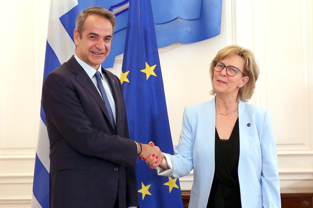 Μητσοτάκης: «Η Ελλάδα έχει αφήσει οριστικά πίσω της τα δύσκολα χρόνια» – Τι ειπώθηκε στη συνάντηση με την Επίτροπο Χρηματοοικονομικών Υπηρεσιών της ΕΕ