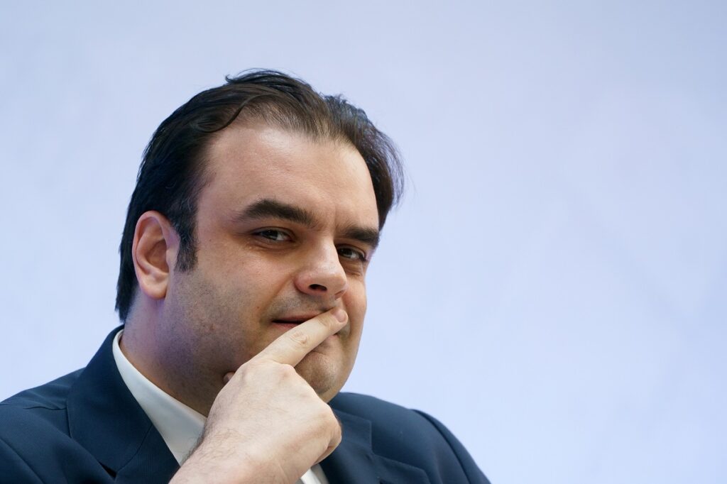 Πιερρακάκης: Τέλος στο «χαράτσι» των ΑΤΜ – Δραστικές μειώσεις στις τραπεζικές προμήθειες