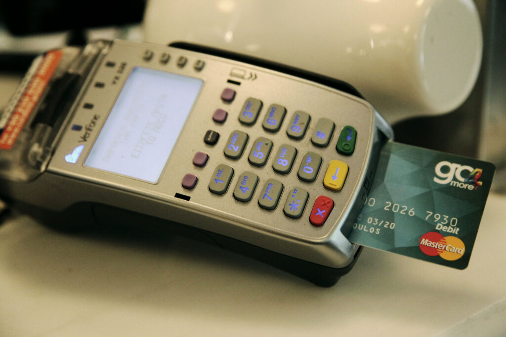 Μικρομεσαίες επιχειρήσεις: Ερχεται επιδότηση για POS και ταμειακές – Εώς πότε οι αιτήσεις