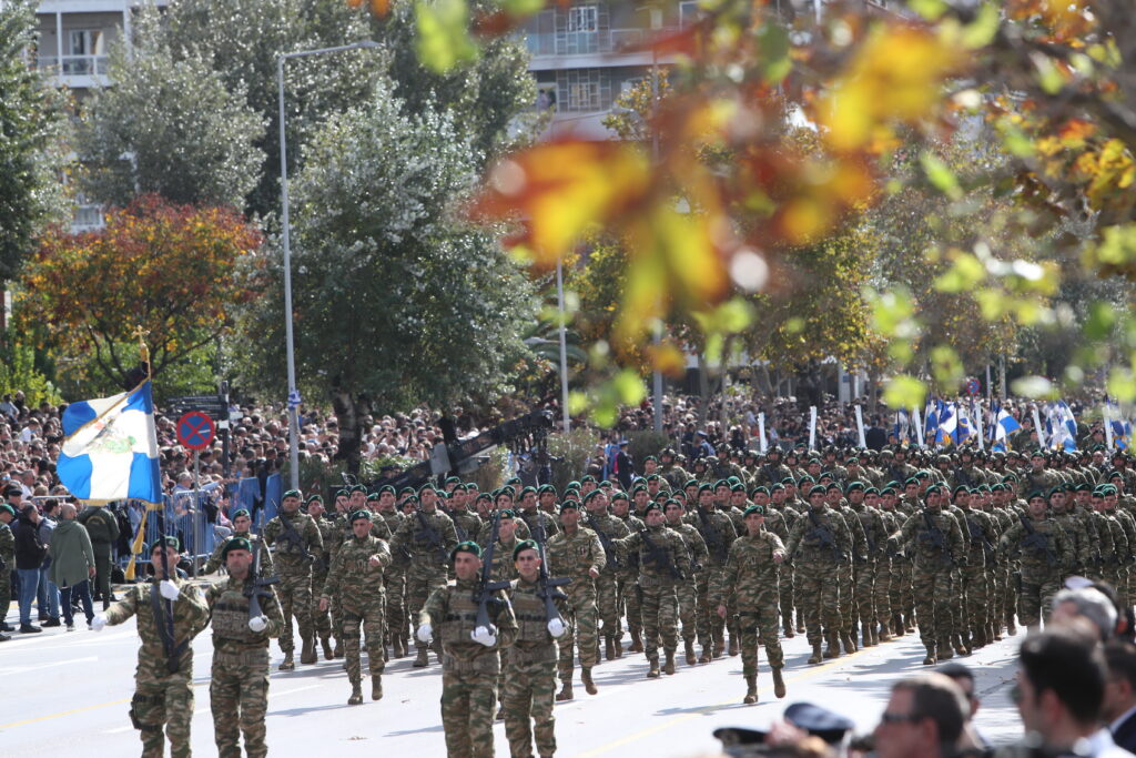 Νέο μισθολόγιο Ενστόλων: Αυξήσεις και αναδρομικά έως 3 μήνες – Πότε και πόσα θα λάβουν στρατιωτικοί και Σώματα Ασφαλείας