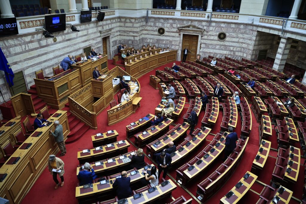 Βουλή: Σήμερα η ψήφιση του νέου φορολογικού νομοσχεδίου – Μηδενικός φόρος για νέους έως 25 ετών και ελαφρύνσεις για οικογένειες