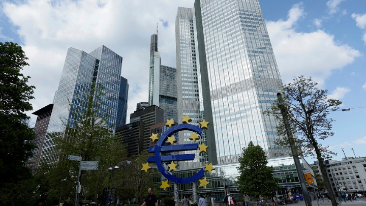 Παύση από την ΕΚΤ: Αμετάβλητα στο 2% τα επιτόκια – Έρχεται το ψηφιακό ευρώ