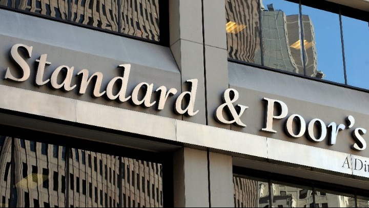 S&P: Δίνει το «πράσινο φως» για πρόωρη εξόφληση των δανείων – Δέκα χρόνια νωρίτερα η έξοδος από το πρώτο μνημόνιο   