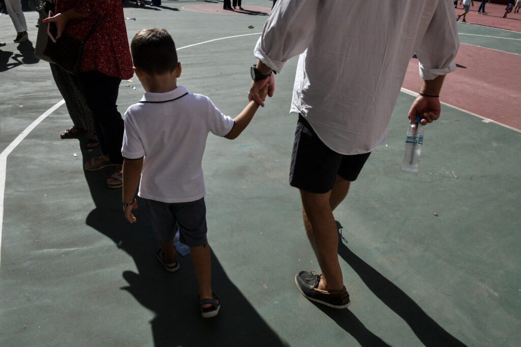 Επίδομα παιδιού - Αγόρι σε προαύλιο σχολείου