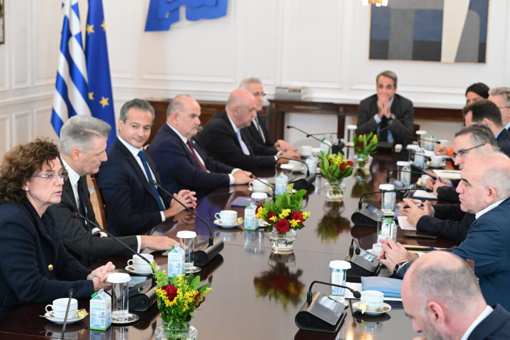 Σύσκεψη του Πρωθυπουργού Κυριάκου Μητσοτάκη με την Υπουργό Εργασίας και Κοινωνικής Ασφάλισης Νίκη Κεραμέως και εκπροσώπους των Εθνικών Κοινωνικών Εταίρων, με αφορμή την Κοινωνική Συμφωνία για τις Συλλογικές Συμβάσεις Εργασίας, στο Μέγαρο Μαξίμου, Τρίτη 2 Δεκεμβρίου 2025.