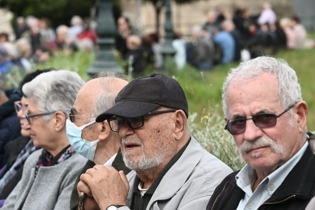 Συντάξεις χηρείας: Κατατέθηκε στη Βουλή η ρύθμιση για το τέλος της περικοπής – Οι 4 αλλαγές