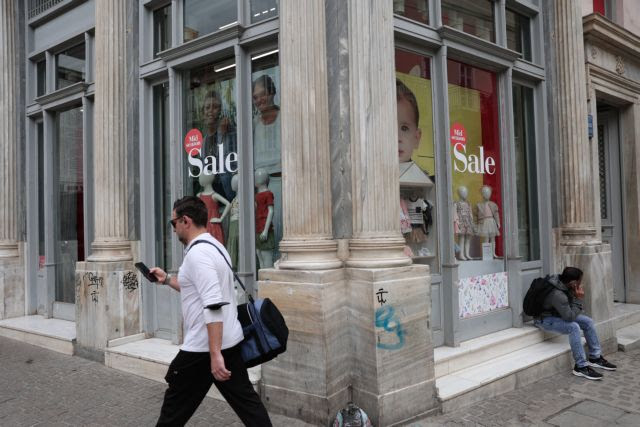 Απογοητευμένοι οι έμποροι της Αθήνας από τις θερινές εκπτώσεις – Ζητούν αυστηρότερους κανόνες στις προσφορές