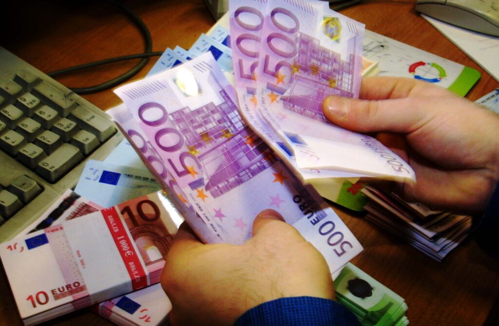 ΟΠΕΚΑ: 180,8 εκατ. ευρώ σε 570.792 δικαιούχους – Ποια επιδόματα σας στέλνουν… ταμείο
