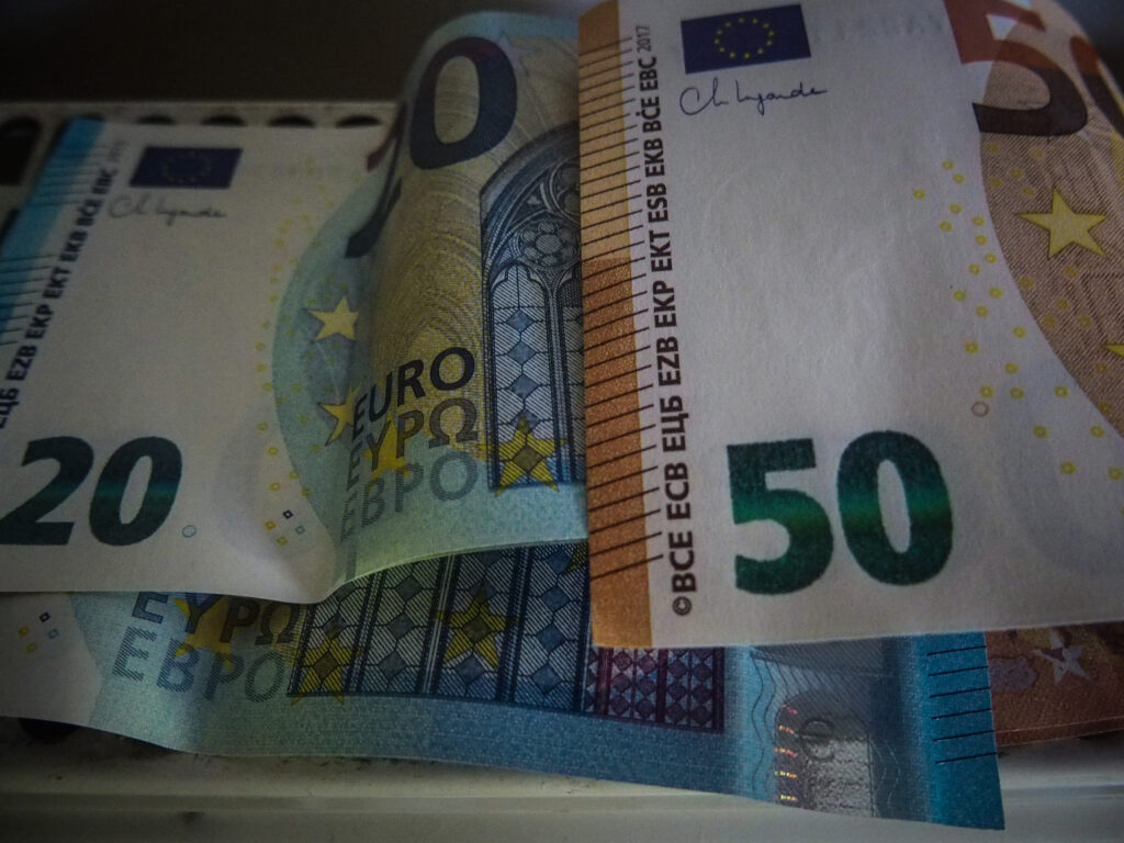 Επίδομα έως 750 ευρώ τον μήνα: Άνοιξε η πλατφόρμα – Ποιοι είναι οι χιλιάδες δικαιούχοι