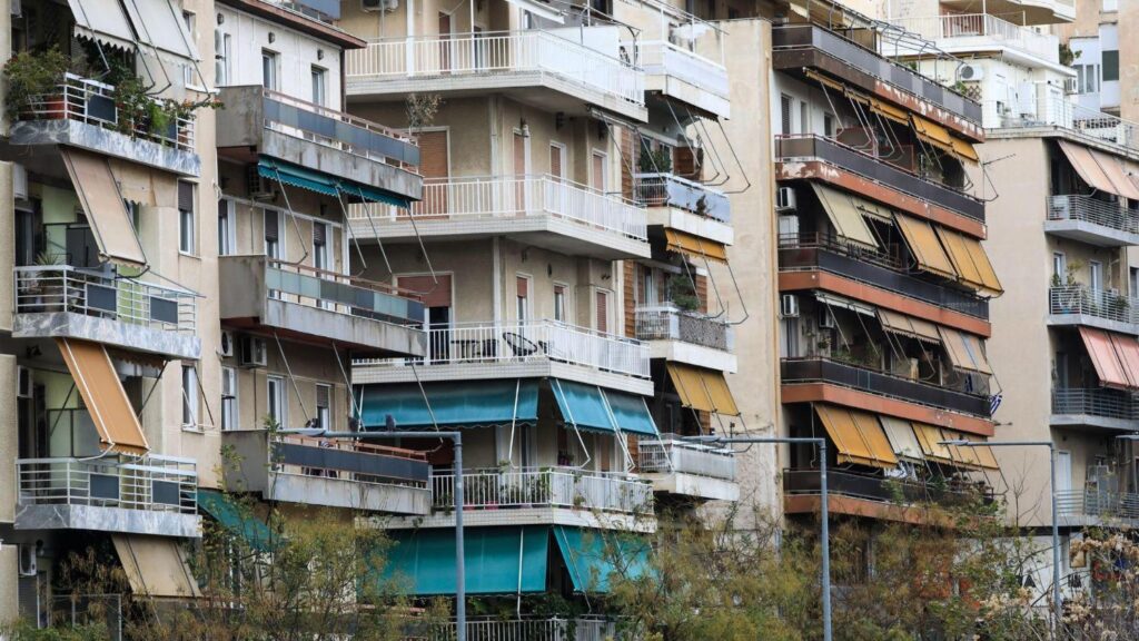 Ελληνικά νοικοκυριά: Οι καταθέσεις αυξάνονται, αλλά η αποταμίευση υποχωρεί – Το 58% δηλώνει ότι «μόλις τα βγάζει πέρα»