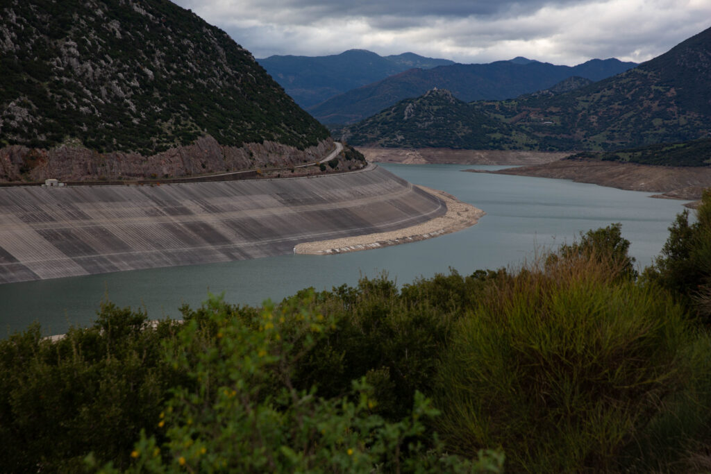Στιγμιότυπο από την λίμνη του Μόρνου, Κυριακή 2 Νοεμβρίου 2025. Τα επίπεδα νερού στον ταμιευτήρα του Μόρνου -βασικός τροφοδότης της Αττικής- έχουν πέσει σε ιστορικό χαμηλό. Σύμφωνα με τις επίσημες μετρήσεις της ΕΥΔΑΠ, στις 23 Οκτωβρίου 2025, τα αποθέματα στον Μόρνο ανέρχονταν σε μόλις 156.996.000 κυβικά μέτρα νερού. Πρόκειται για τη χαμηλότερη τιμή της τελευταίας 15ετίας για τη συγκεκριμένη ημερομηνία, καταγράφοντας πτώση σχεδόν 45% σε σχέση με την περσινή χρονιά. Την κρισιμότητα της κατάστασης επιβεβαιώνουν και τα επιστημονικά δεδομένα του Εθνικού Αστεροσκοπείου Αθηνών. Δορυφορική ανάλυση που πραγματοποίησε η υπηρεσία Meteo.gr στις 9 Οκτωβρίου 2025 έδειξε ότι η έκταση της λίμνης του Μόρνου έχει συρρικνωθεί στα 8.3 τετραγωνικά χιλιόμετρα, τιμή μειωμένη κατά 44% σε σχέση με τη μέση τιμή της περιόδου 2016-2024.