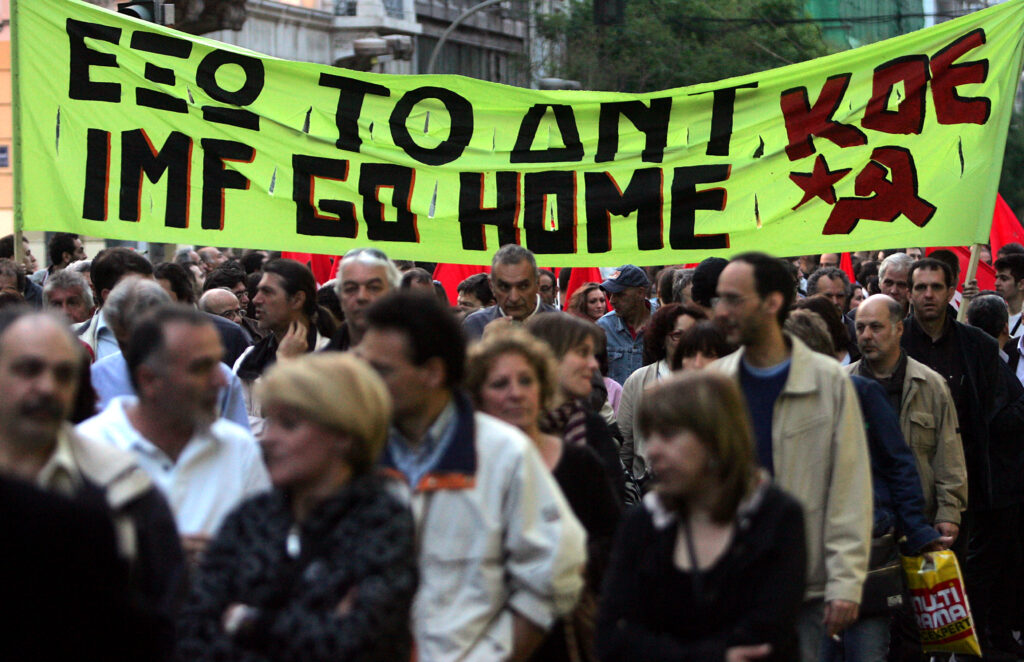 Διαδηλωτές διαμαρτύρονται για την προσφυγή της κυβέρνησης στο μηχανισμό στήριξης της Ευρωπαικής Ενωσης και του Διεθνούς Νομισματικού Ταμείου, Αθήνα Παρασκευή 23 Απριλίου 2010.