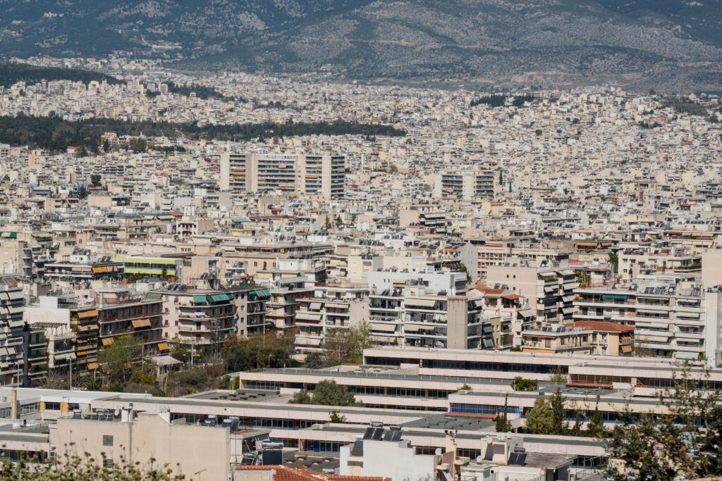 Κομισιόν: Νέοι κανόνες για Airbnb και βραχυχρόνιες μισθώσεις με τον νόμο «Οικονομικά Προσιτή Στέγαση»