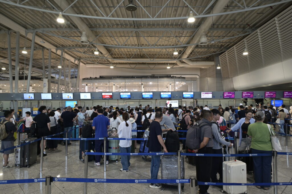 «Απογειώθηκε» η επιβατική κίνηση στα ελληνικά αεροδρόμια: Πάνω από 60 εκατ. επιβάτες στο 8μηνο