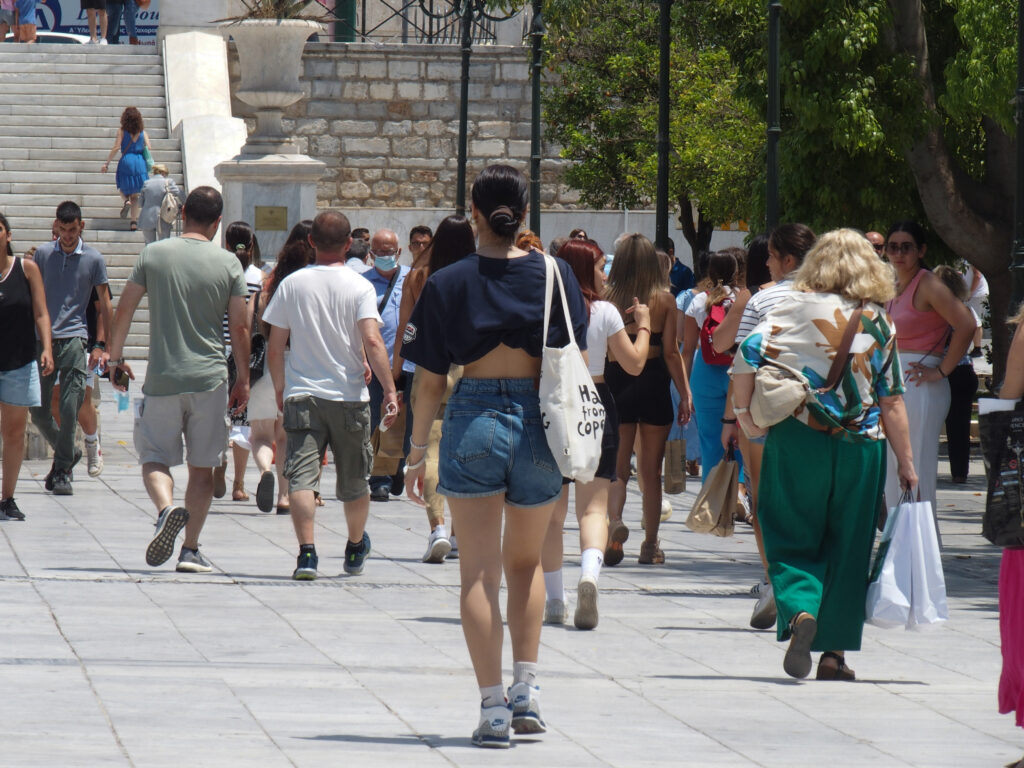 Αυξήσεις σε μισθούς και συντάξεις μετά τη ΔΕΘ: Τα ποσά και οι δικαιούχοι (Βίντεο)