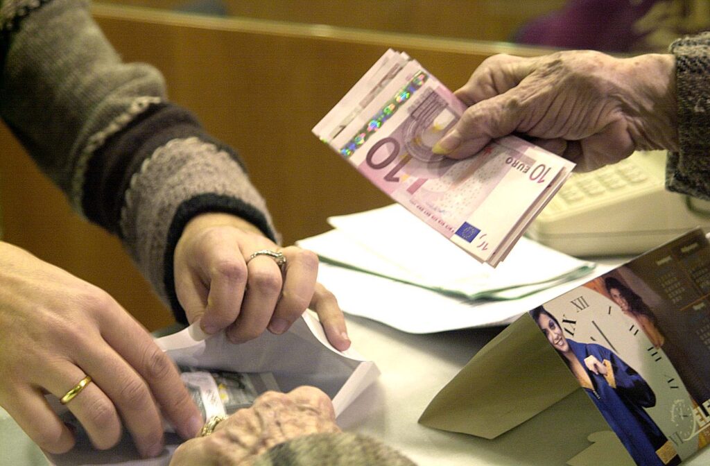 Συντάξεις Οκτωβρίου: Τι ώρα μπαίνουν σήμερα τα χρήματα στους λογαριασμούς των συνταξιούχων (Βίντεο)