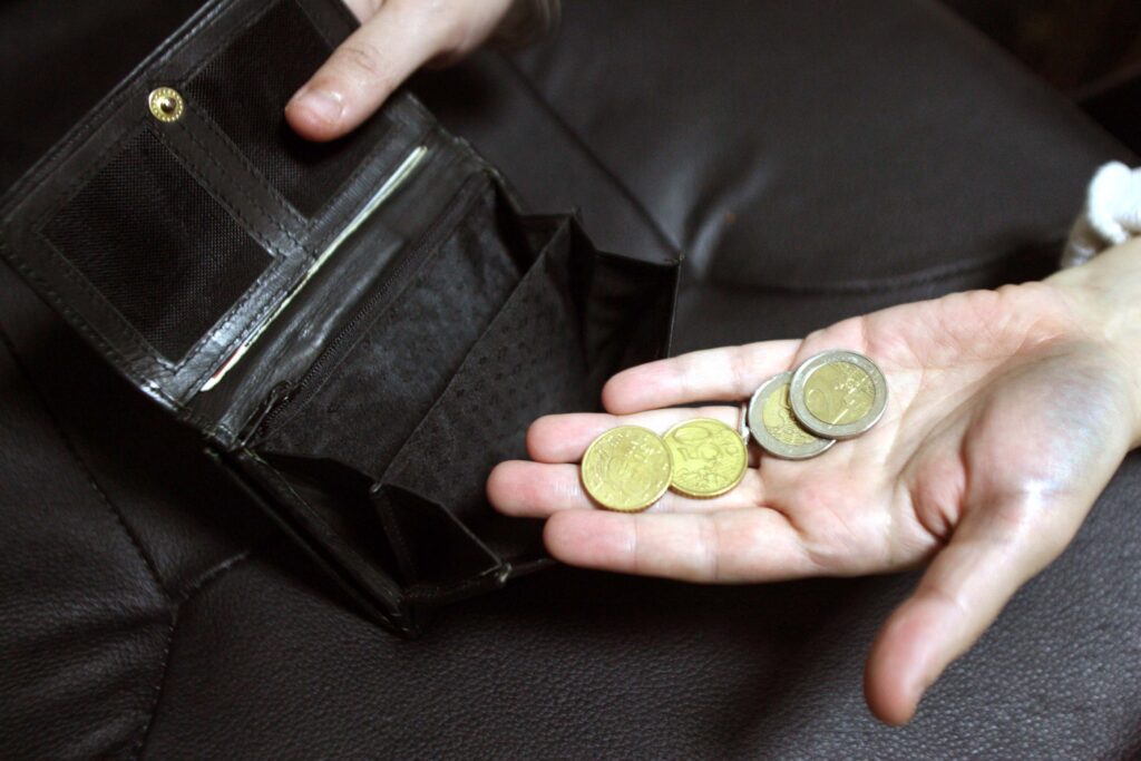 Πληθωρισμός 5%, στέγαση +14,7%: Ο μισθός τελειώνει πριν τελειώσει ο μήνας – Η ακρίβεια καταπίνει τις αυξήσεις και τις φοροελαφρύνσεις