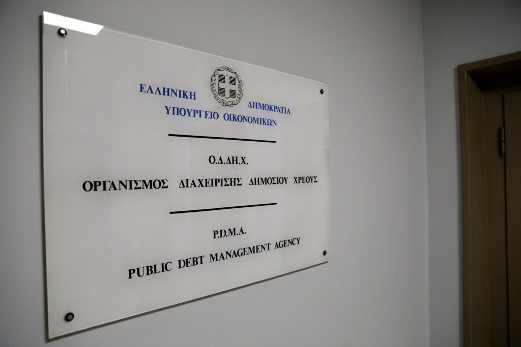 Η επιγραφή στα γραφεία του Οργανισμού Διαχείρισης Δημοσίου Χρέους, τον οποίο επισκέπφθηκε ο υπουργός Εθνικής Οικονομίας και Οικονομικών Κυριάκος Πιερρακάκης (δεν εικονίζεται), Αθήνα, Τετάρτη 07 Μαΐου 2025.