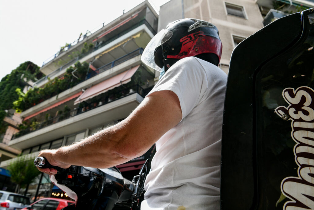 Courier: Τι αλλάζει στις αντικαταβολές – Πώς θα πληρώνουμε τα δέματα που παραλαμβάνουμε